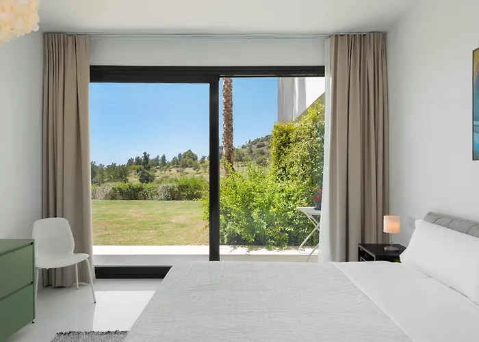 Panoramic Views And Large Garden In Atalaya Hills *