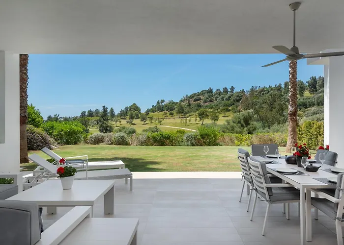 Panoramic Views And Large Garden In Atalaya Hills Apartamento Estepona